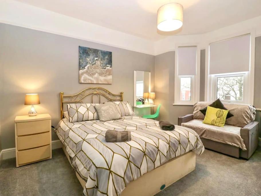 Homely 4 Bedroom Large House Inc Free Parking - Great Location - Fast Wifi - Smart Tv - Sleeps Up To 7! Close To Bournemouth & Poole Town Centre & Sandbanks Exterior foto