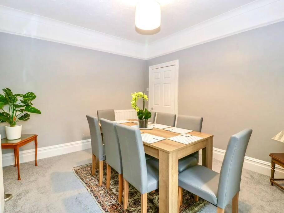 Homely 4 Bedroom Large House Inc Free Parking - Great Location - Fast Wifi - Smart Tv - Sleeps Up To 7! Close To Bournemouth & Poole Town Centre & Sandbanks Exterior foto