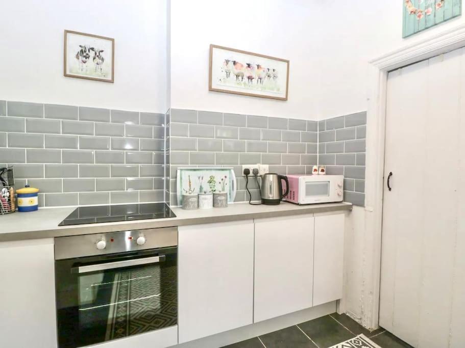 Homely 4 Bedroom Large House Inc Free Parking - Great Location - Fast Wifi - Smart Tv - Sleeps Up To 7! Close To Bournemouth & Poole Town Centre & Sandbanks Exterior foto