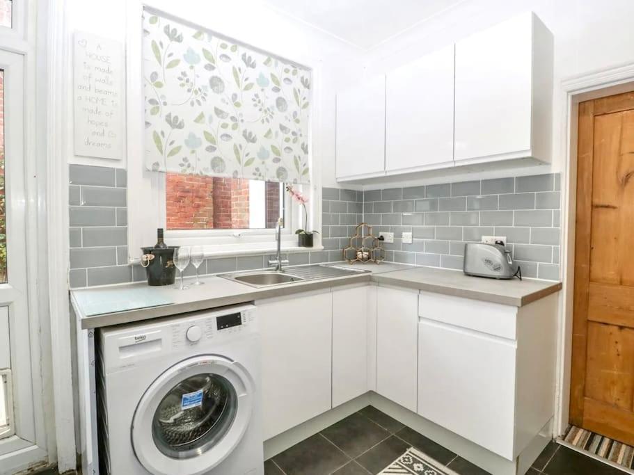 Homely 4 Bedroom Large House Inc Free Parking - Great Location - Fast Wifi - Smart Tv - Sleeps Up To 7! Close To Bournemouth & Poole Town Centre & Sandbanks Exterior foto